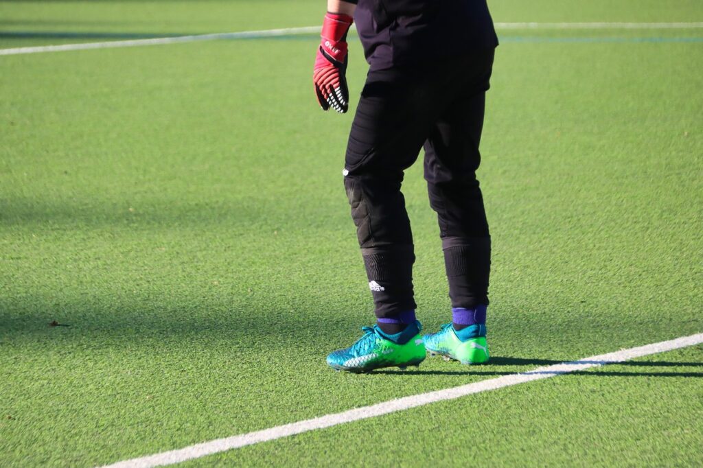 サッカーでのACL断裂を予防するための人工芝の注意点は？