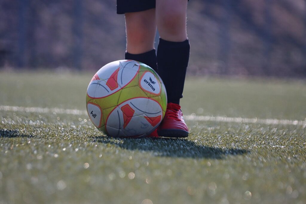 サッカーのACL断裂を予防するためのフェイントと膝への負担軽減法は？