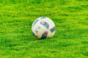 サッカーでACL断裂を予防し、受傷後も競技を続けるための方法は？